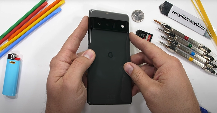 刮刮樂男又來了！Google Pixel 6 Pro 展現高機身強度