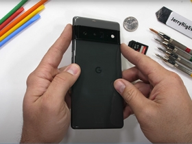 刮刮樂男又來了！Google Pixel 6 Pro 展現高機身強度