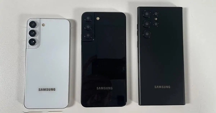 三星 Galaxy S22 模型機集合，S22 Ultra 與 S21 Ultra 大小比一比