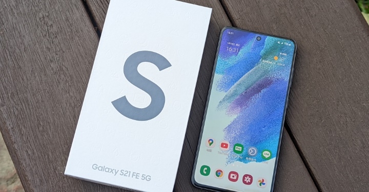 Samsung Galaxy S21 FE 超值「輕」旗艦開箱,外觀、效能、電力、相機實測!