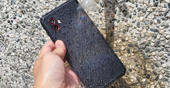 防水耐候+可換電池：Samsung Xcover 6 Pro 實境殘酷全測試！