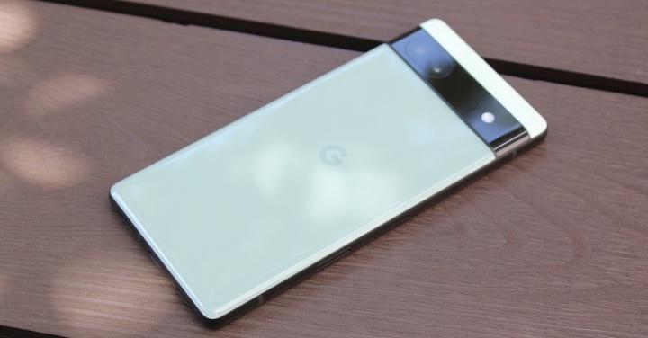 Pixel 6a 開箱試玩 灰綠色機身討喜、整體不錯但 CP 值略低