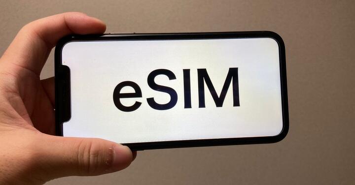 4 月起 eSIM 手機維修可免費換卡，還能每 5 年免費換發一次