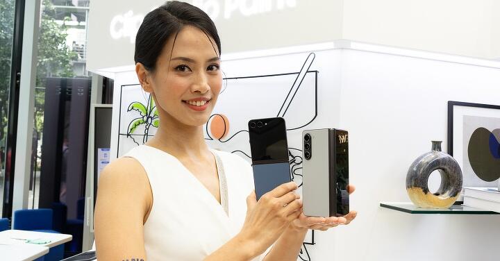 Samsung Galaxy Z Fold 5 星辰灰、Z Flip 5 冰海藍 實機圖賞