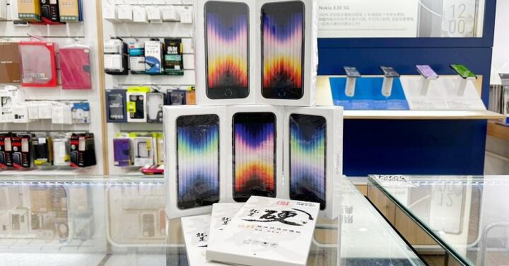 【獨家特賣】蘋果小鋼砲 iPhone SE 3，現貨特價只要 $13,790 起送玻璃保護貼！(9/5~9/11)