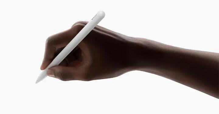 價格相對親民、改以 USB-C 介面充電的新款 Apple Pencil 亮相，預計今年 11 月初上市