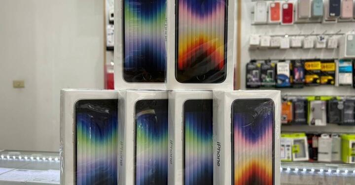 【獨家特賣】Apple iPhone SE 3 64GB 現貨特價只要 $12,990！(1/19-1/25)