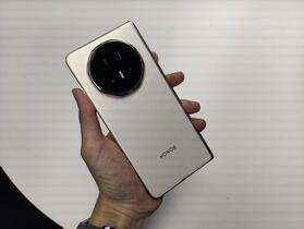  Honor Magic V5 登場！ 實機上手試玩：最薄摺疊旗艦、銀白新色吸睛