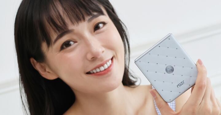 冰藍摺疊的優雅 Moto|Swarovski razr 60 限定版開箱實測