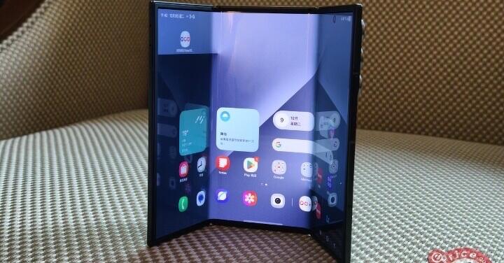 三星對超薄、三摺機種舉棋不定