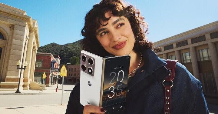 Moto razr fold 比三星便宜一萬