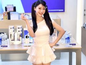 HONOR 三創體驗店開幕　啦啦隊女神李雅英親自交貨預購用戶