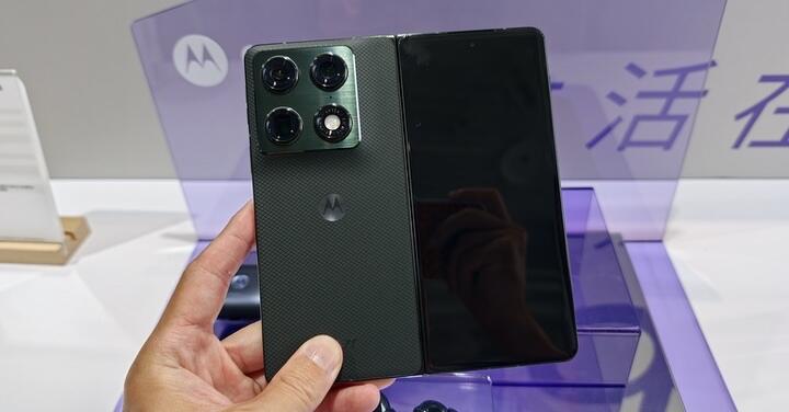 Motorola 首款大摺 razr fold 登台