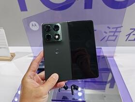 Motorola 首款大摺手機 razr fold 登台　49,988 元起 6 月開賣