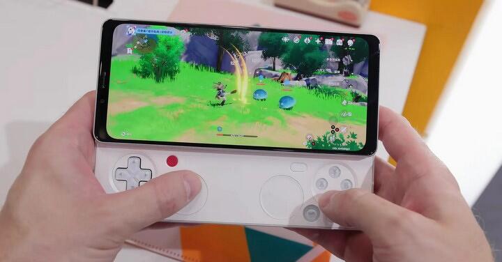 Xperia Play 復刻新機實機亮相