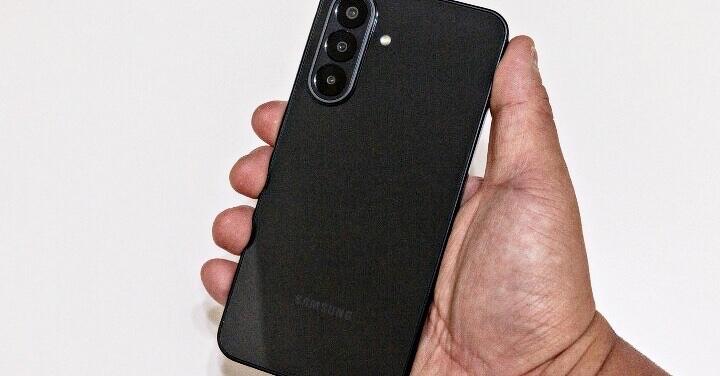 SAMSUNG Galaxy A27 5G 動手玩：螢幕、手感都不錯，效能與續航成最大考驗