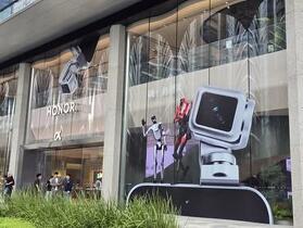Honor Robot Phone 正式開賣 走進深圳萬象城阿爾法旗艦店直擊 AI 手機新體驗