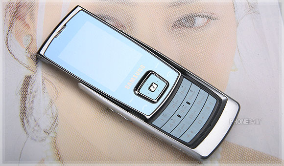 Samsung E848 速測：絕美 + 專業 MP3 表現　