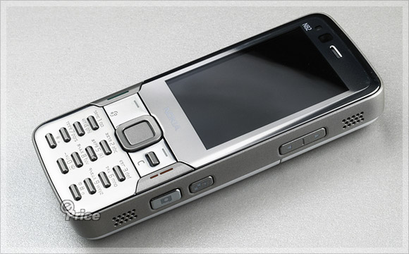 Nokia N82、6300 改款新登場　黑白都有型