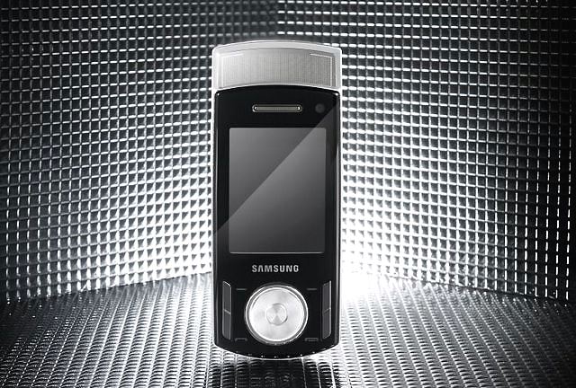 百萬視聽享受　Samsung F408 超值價 $ 11,500