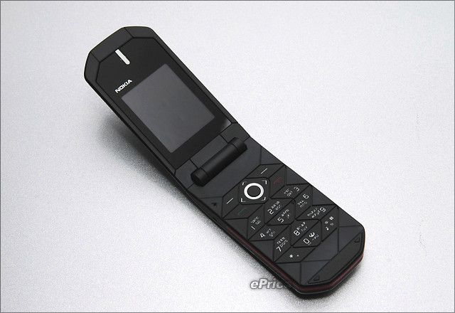 Nokia 7070 Prism 菱巧美人機　扮時尚不花錢