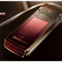 [影片] Motorola V10 新刀鋒亮相：比貝克漢更帥啦