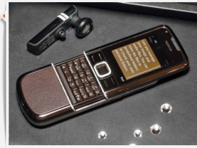 182 顆奢華美鑽：Nokia 8800 Diamond Arte 鑽石機