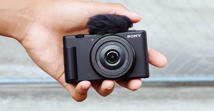 Sony 針對 Vlog 拍攝需求接續推出全新隨身攝影相機 ZV-1F,換上更廣、感光元件更大的鏡頭設計