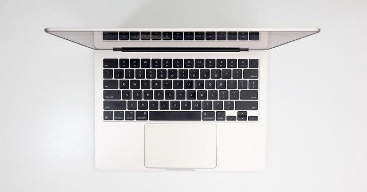 一個月心得，換到 MacBook Air M2 的主觀感受和小細節。搭配 j5create JCD393 連接 4K 60Hz 螢幕