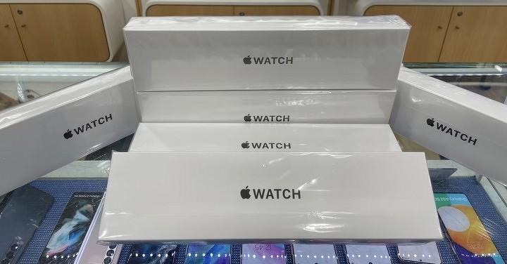 科技生活一手掌握　Apple Watch SE GPS （44mm）限時特賣：7,590元　(10/28~11/3)