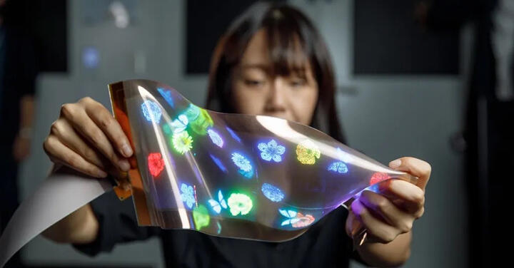 LG Display 展示可自 12 吋延展至 14 吋的軟性顯示面板,可用於各類不規則表面